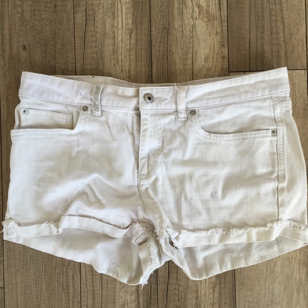 Star pocketed white shorts