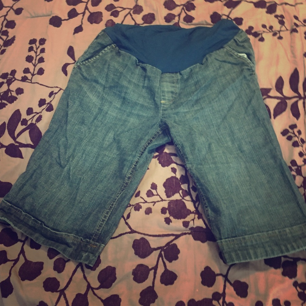 Maternity knee shorts