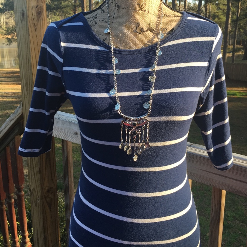 💄Sale! ⚓️Navy blue & white striped top by Rue 21