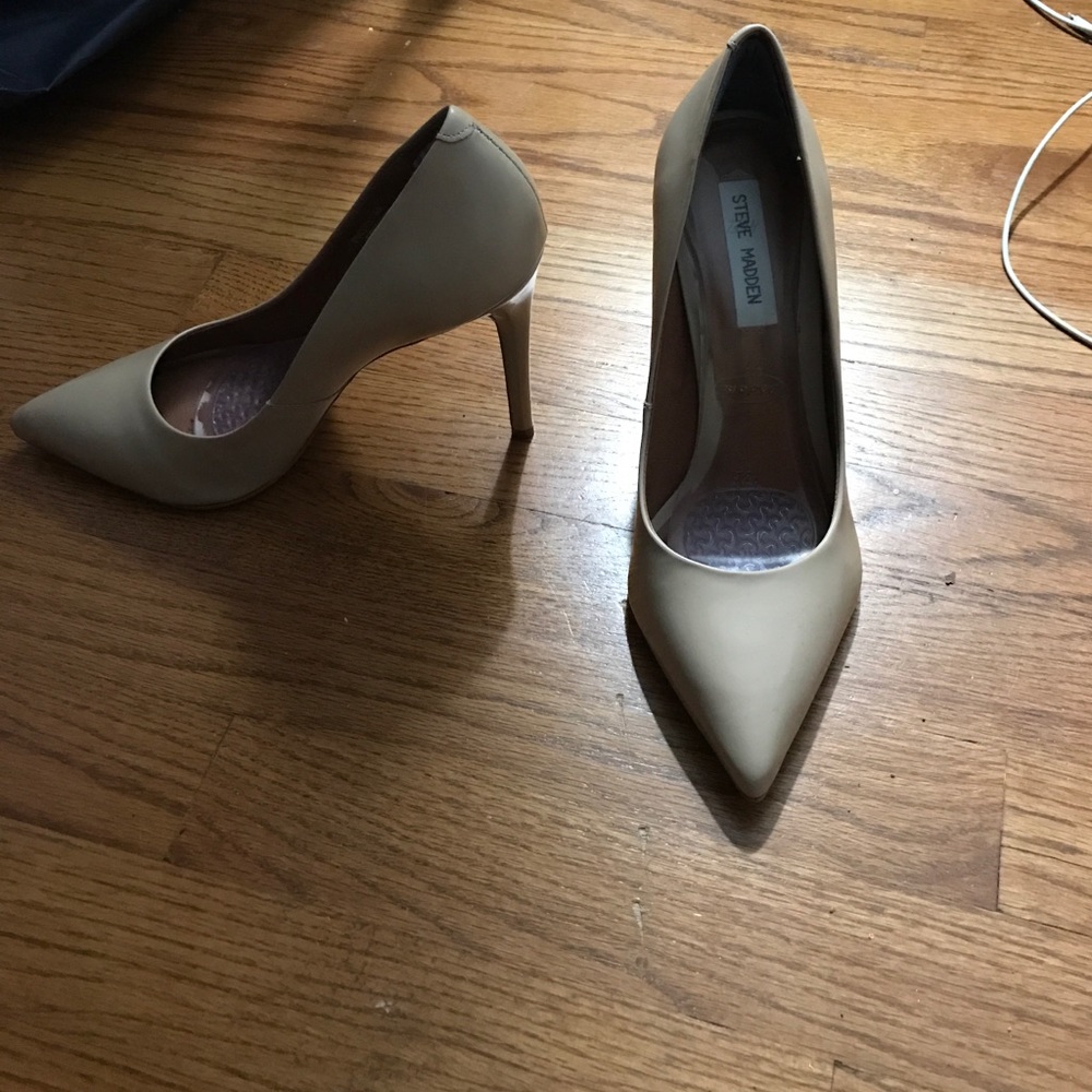 Steve Madden Nude Pumps! Size 9.