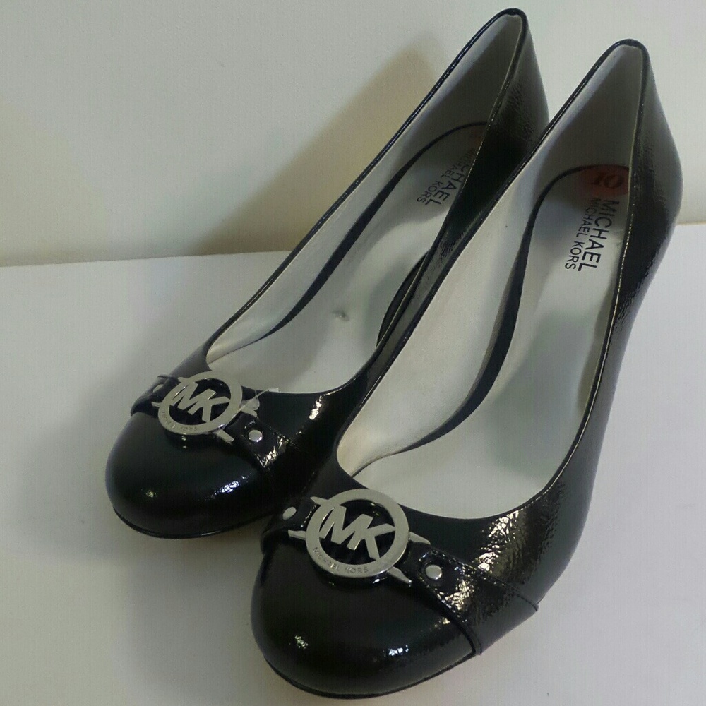 Michael Kors woman pump shoes with the logo