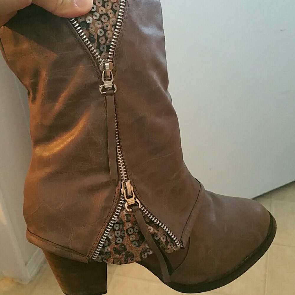 Pair of size 10 boots from Vanity