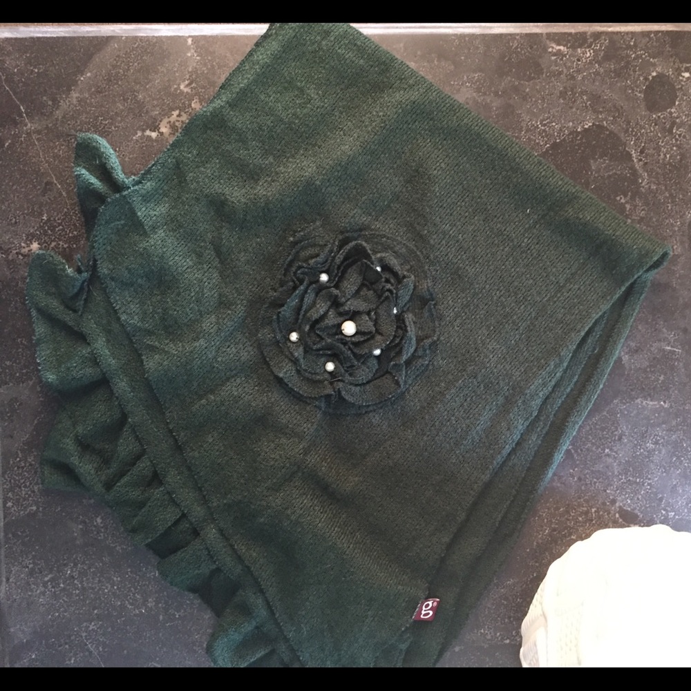 Dark green scarf with flower & pearl details
