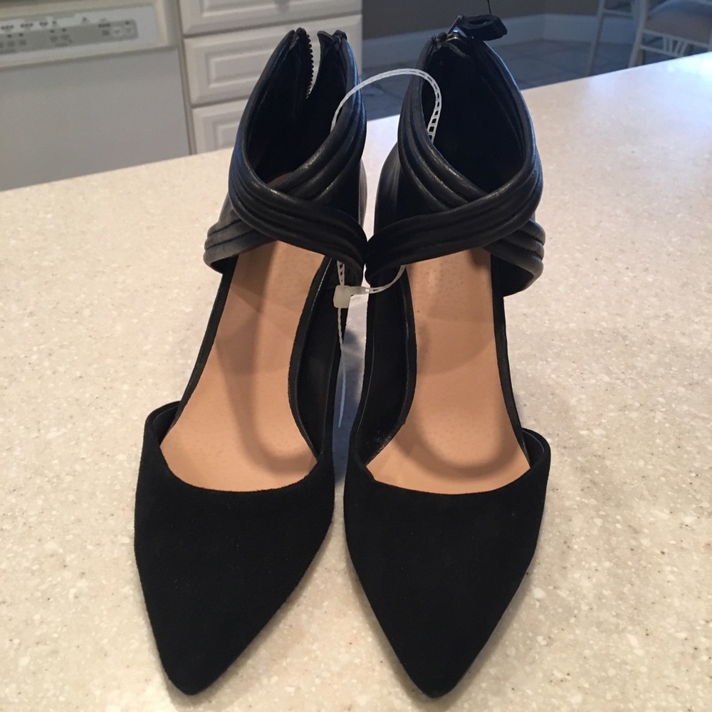 🎉HOST PICK 🎉👠NWT BLACK SUEDE AND LEATHER HEELS