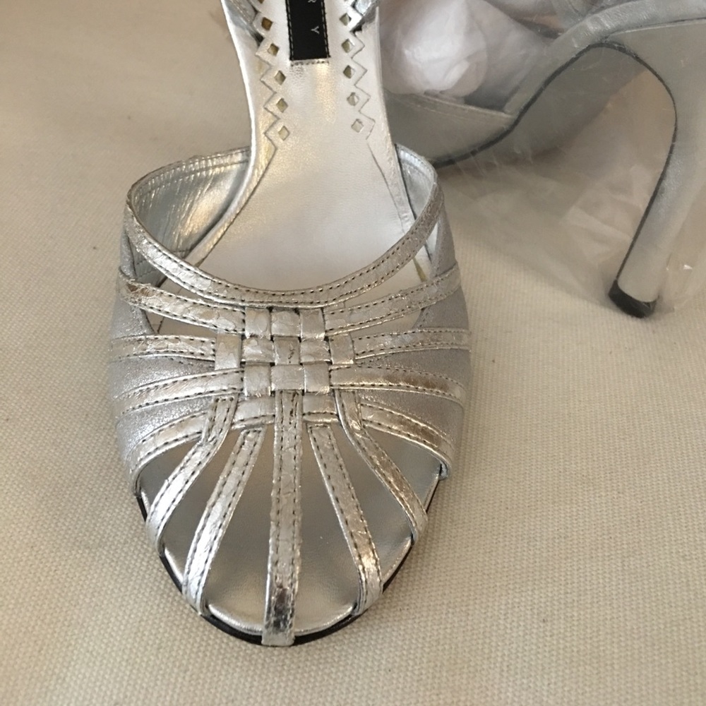NEW Laundry by Shelli Segal Silver Heels - Picture 4 of 4
