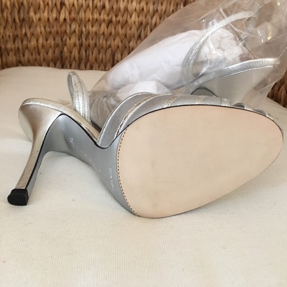 NEW Laundry by Shelli Segal Silver Heels - Picture 3 of 4