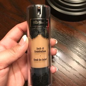Kat von D lock it foundation