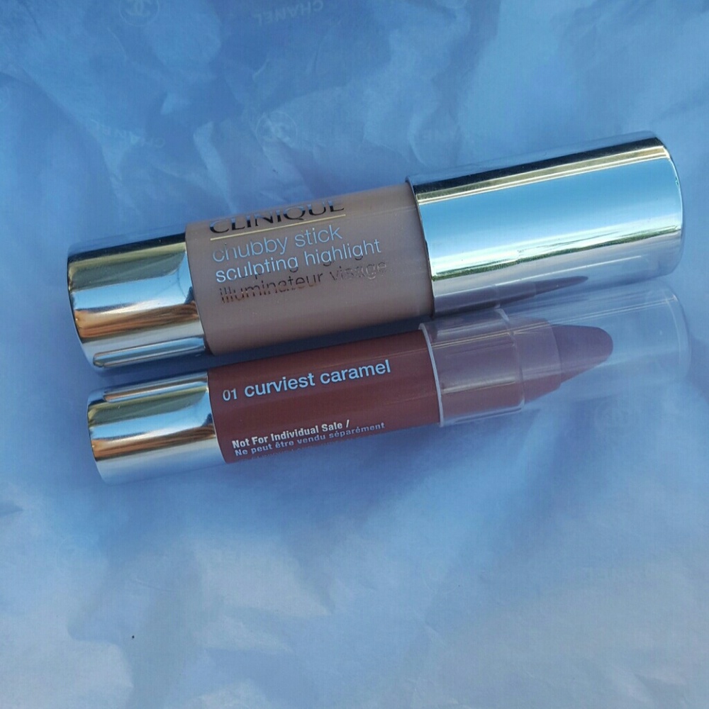 Beautiful Clinique highlighter and lip bundle