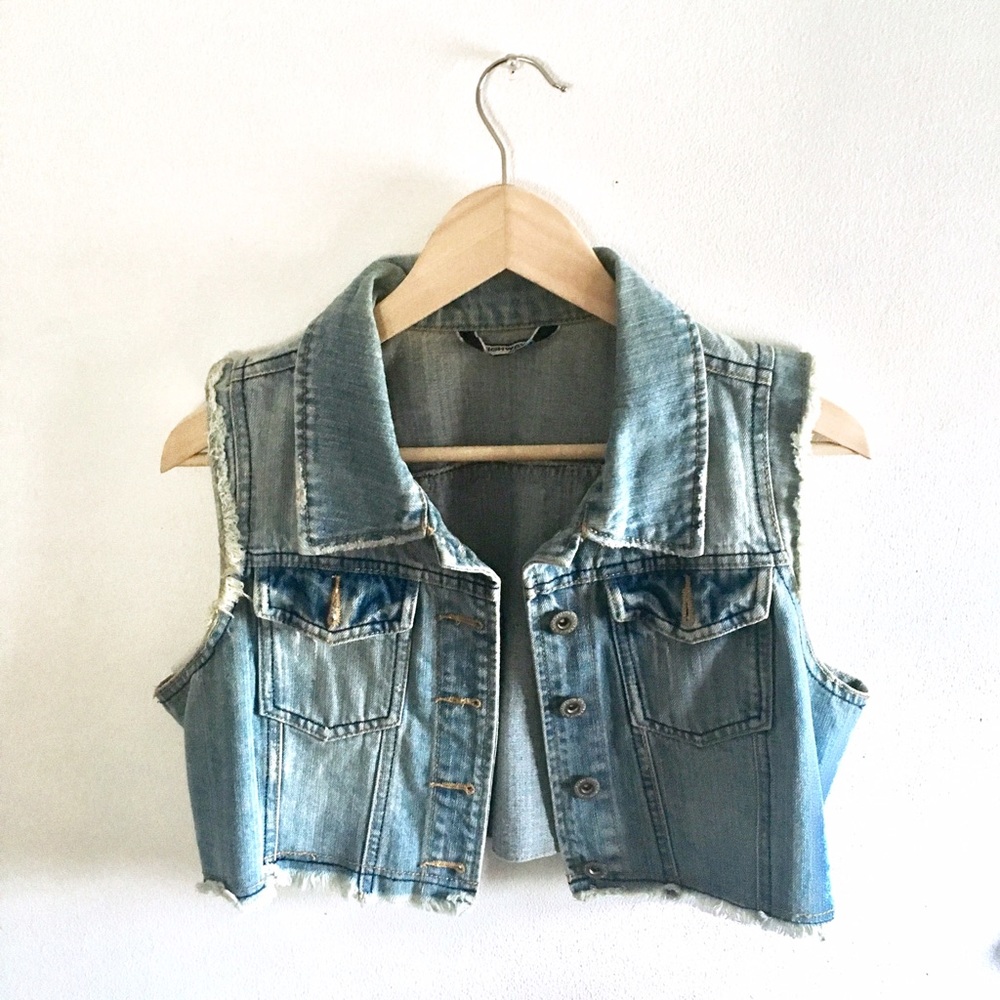 ❌SOLD❌ Denim distressed crop vest