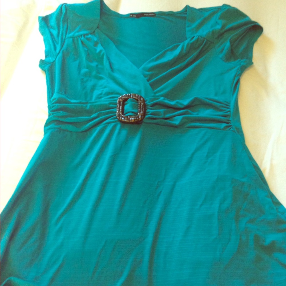 Cute blouse with v neck