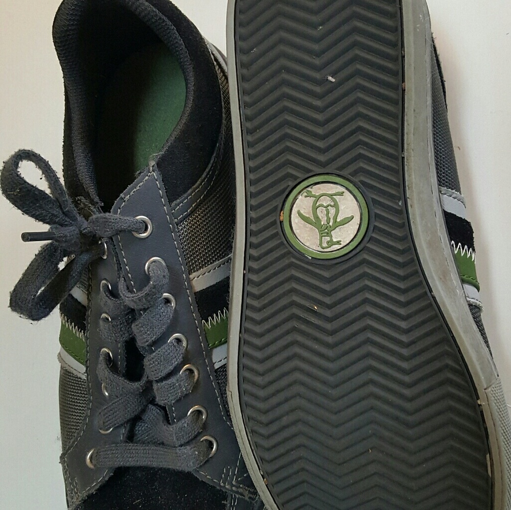 Tennis shoes