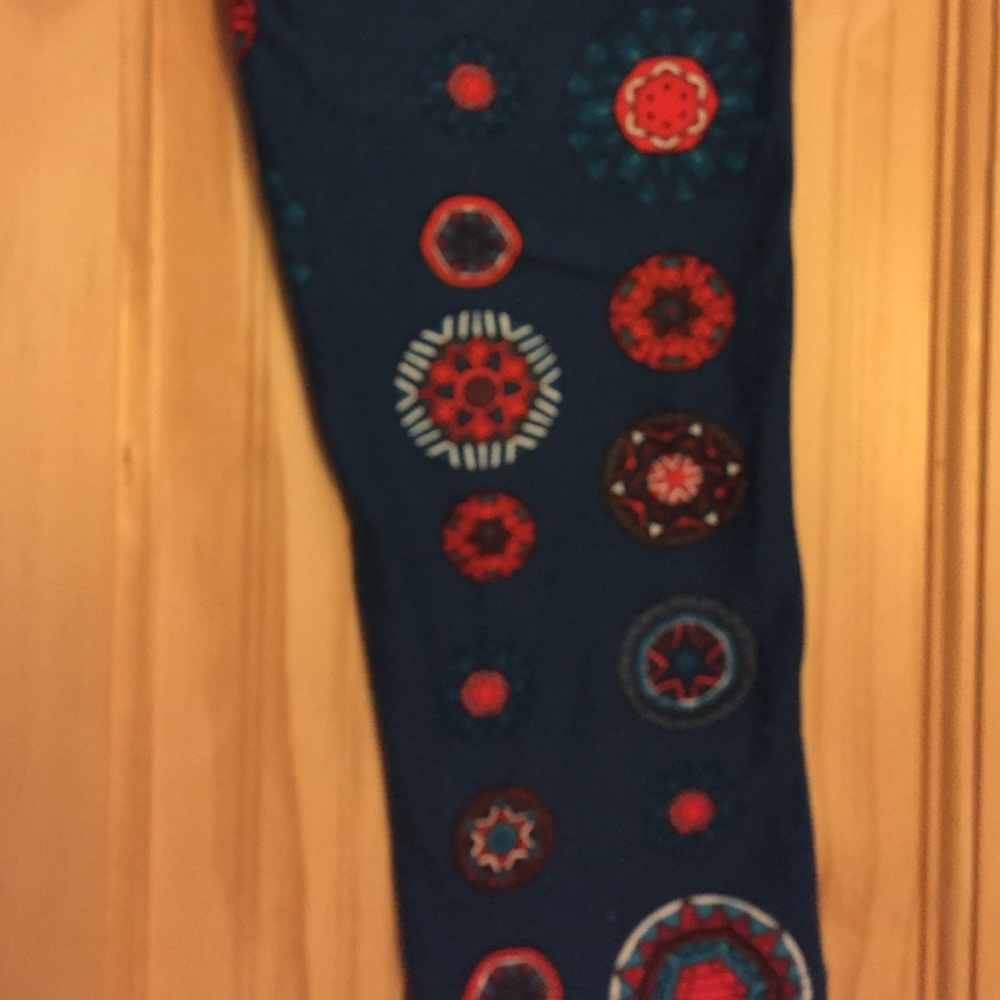 Adorable tc  egg?  stain glass ?country pattern