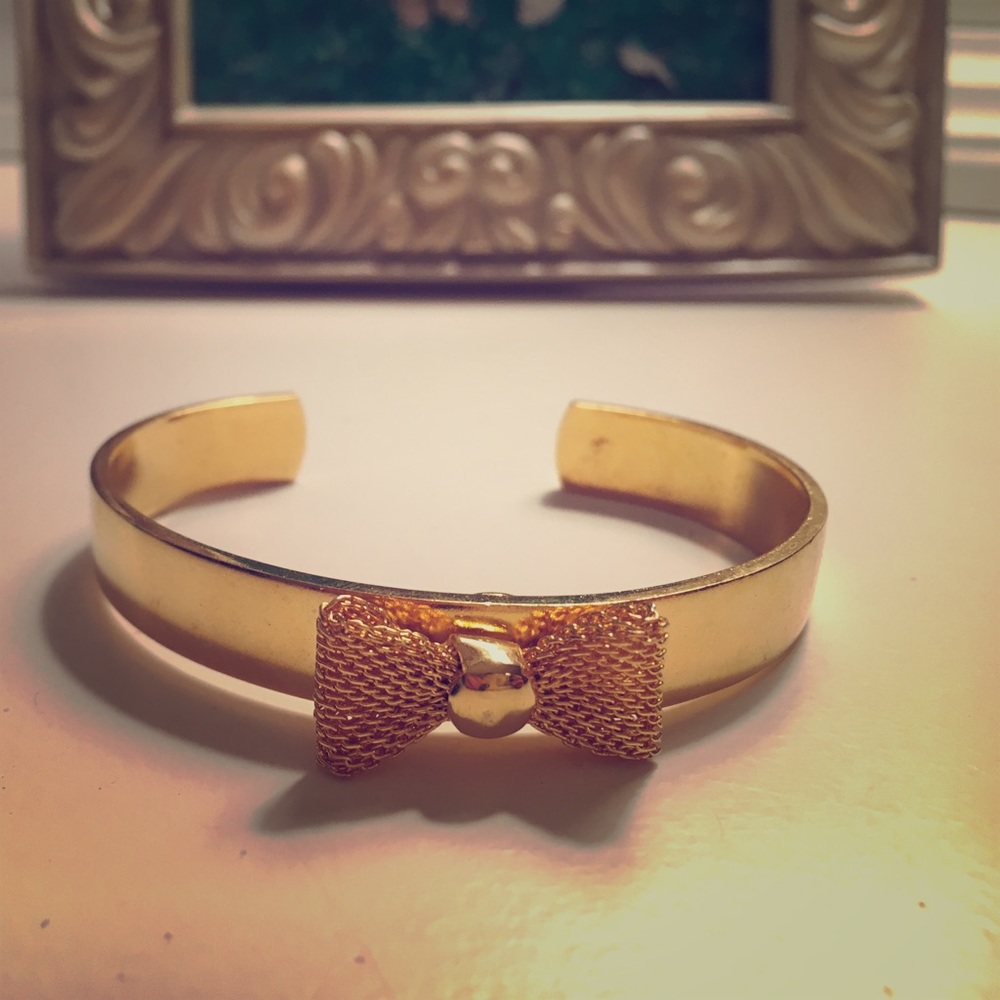 Gold bow bracelet