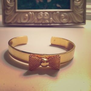 Gold bow bracelet