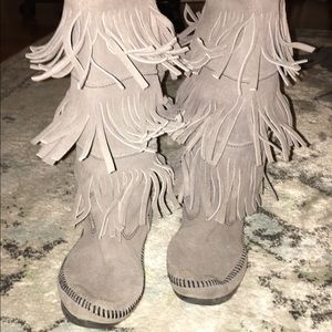 minnetonka moccasins boots