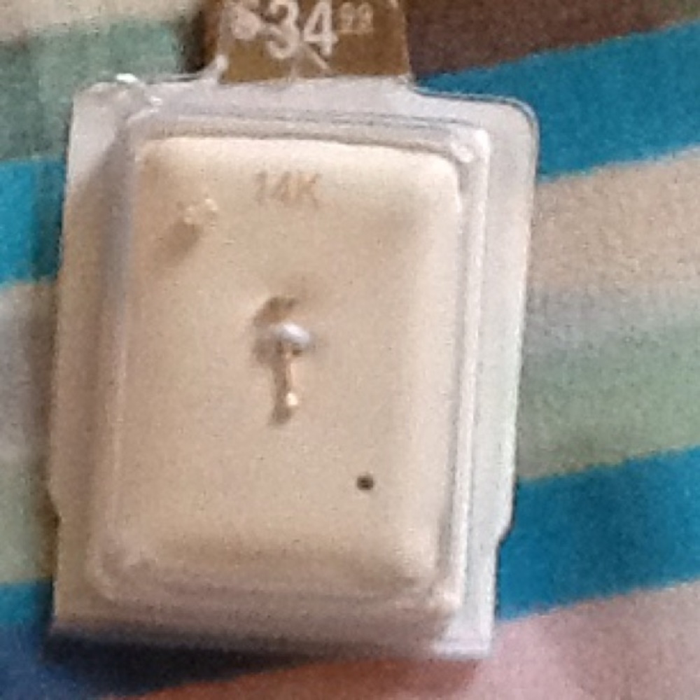 🍒2 14 karat gold nose rings🍒