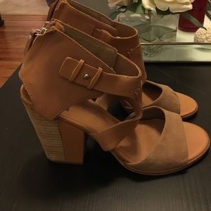 DV healed sandals