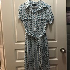 🍁4 For $20🍁 Blue and white printed dress -Size 6