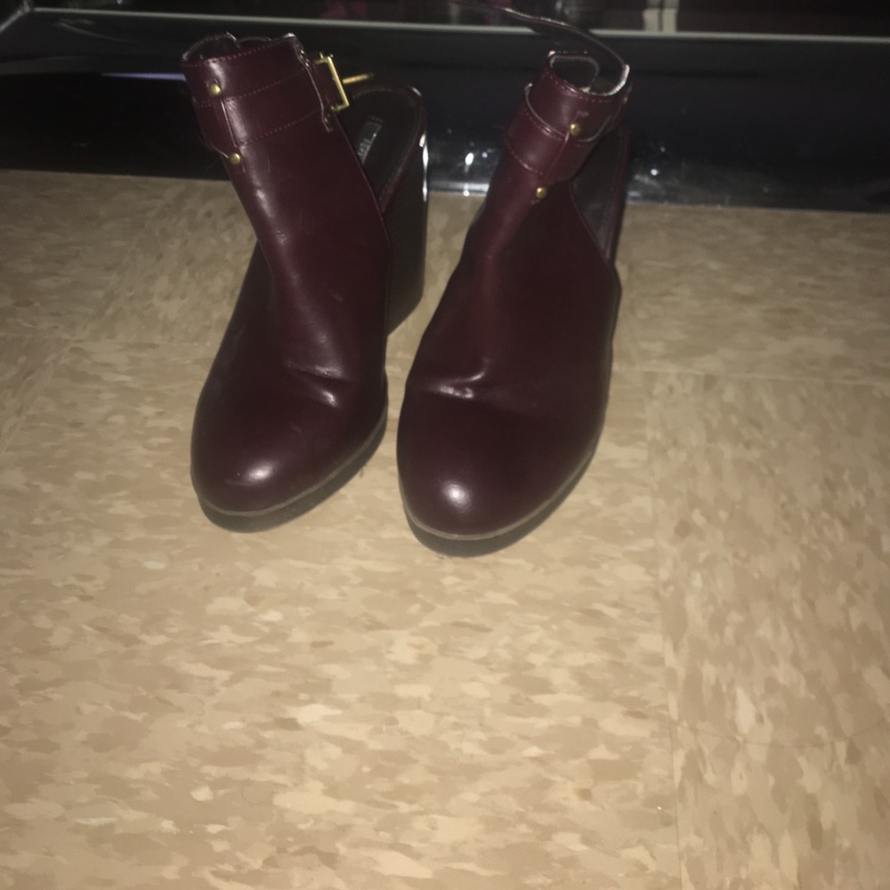 Burgundy boots perfect for the spring time