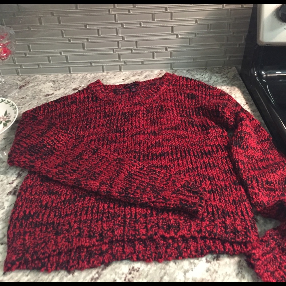 Soft XS red and black sweater 🌹🌹🌹