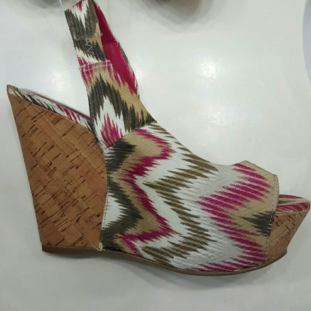 Printed Open toe Wedges Sizes: 7M, 8M.
