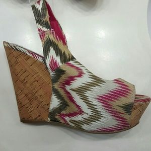 Printed Open toe Wedges Sizes: 7M, 8M.