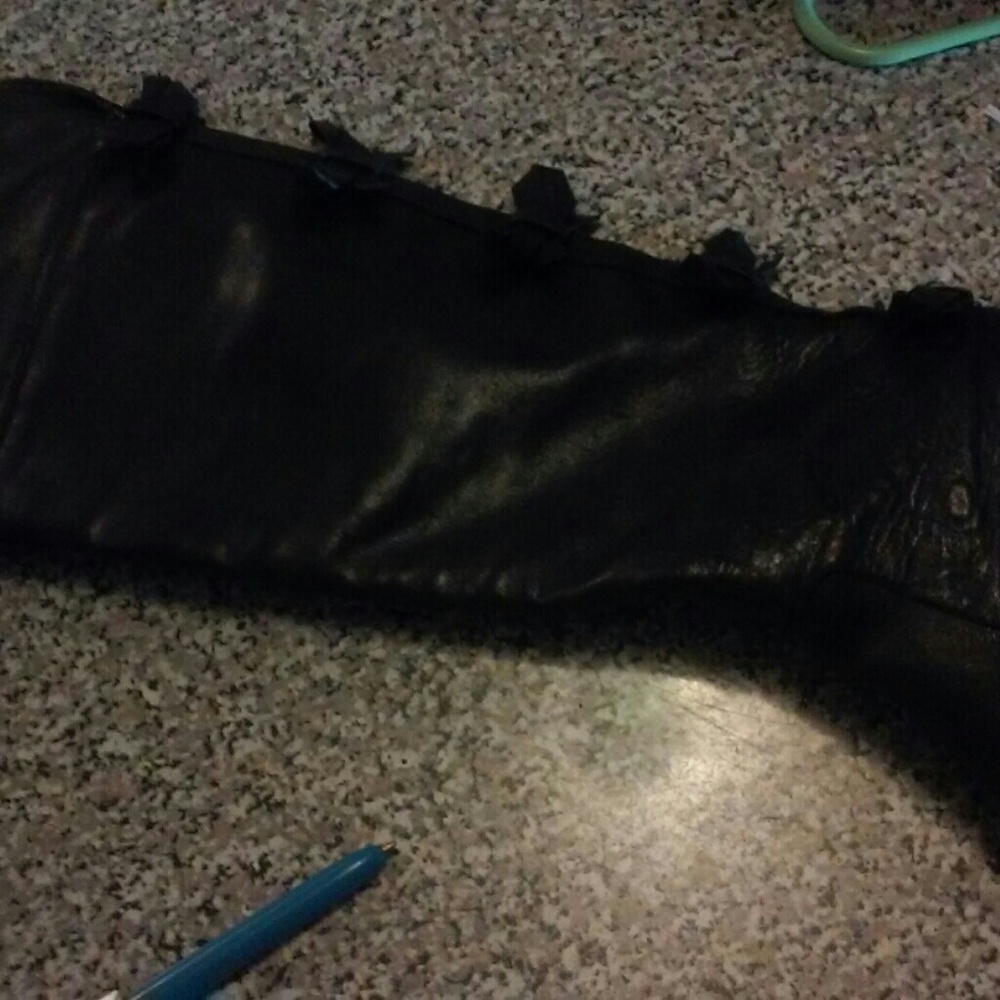 Black leader boots zipper on the inside