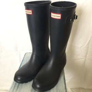 Navy blue Hunter rain boots