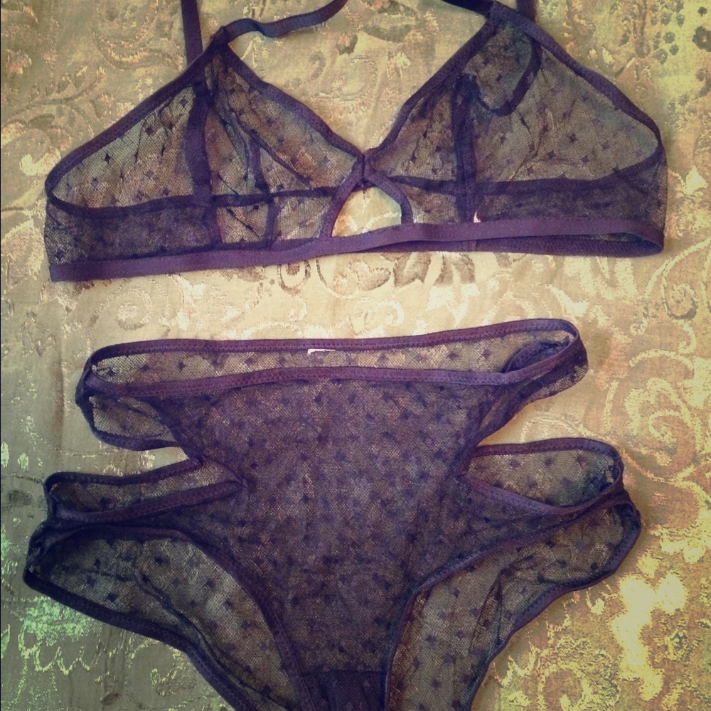 Sexy and modern bra set (drool)