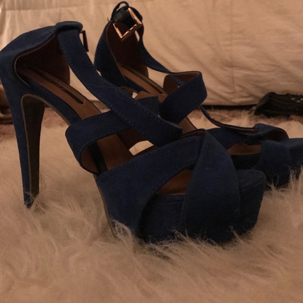 Blue open-toed pumps