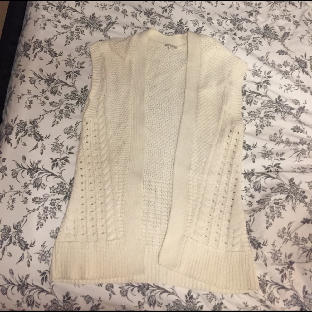 Sleeveless cardigan.