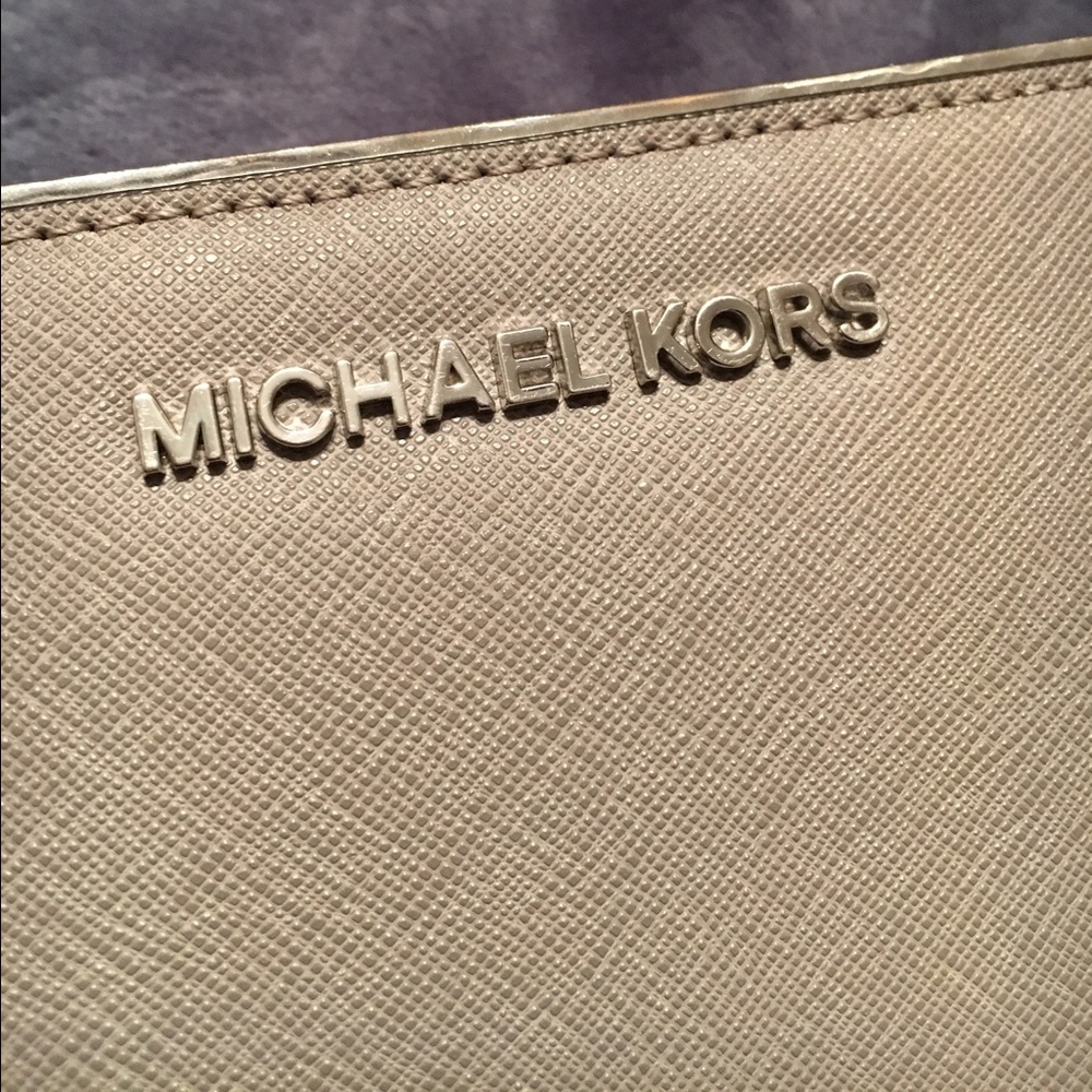 MK Grey Jet Set Travel Wallet - Picture 2 of 4