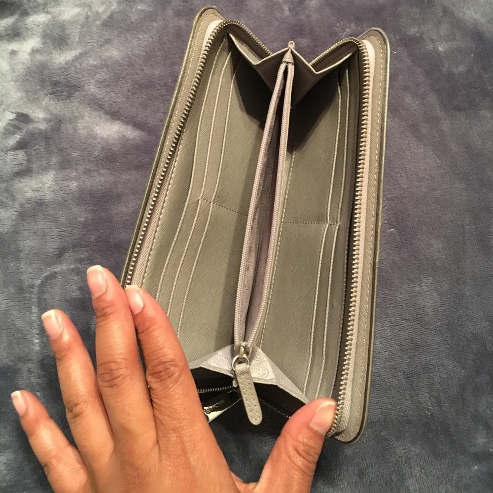 MK Grey Jet Set Travel Wallet - Picture 3 of 4