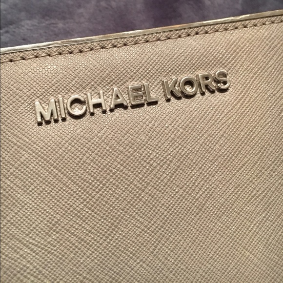 MK Grey Jet Set Travel Wallet - Picture 2 of 4