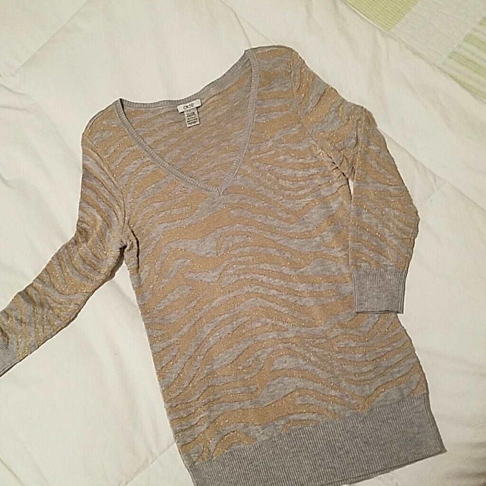 V-neck sweater top