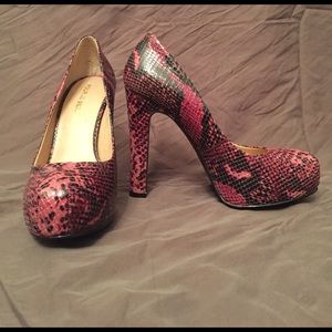 Pour La Victoire Irina II Pump in dark red python