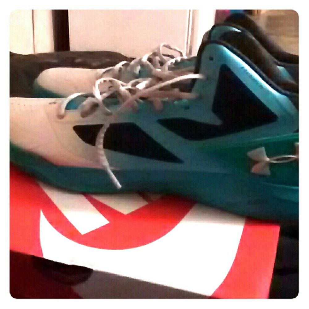 Under Armour e24 basketball sneakers