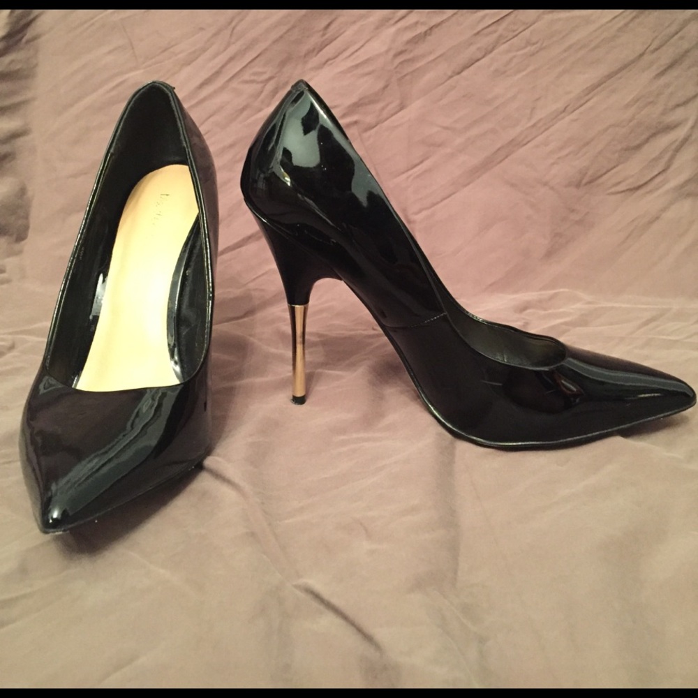 Maiden Lane Black Patent Leather Pump