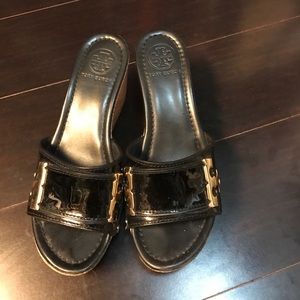 Tory Burch Platform Slide. 6.5 M Black Patent.