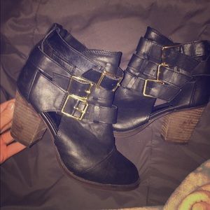 BLACK CUTOUT BOOTIES