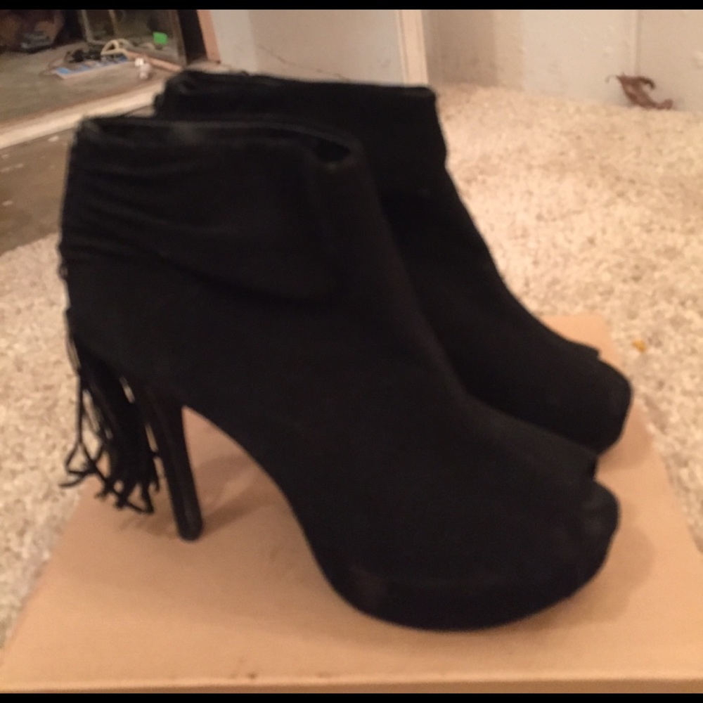 Rock & Republic Black Fringe Peep Toe Booties 7.5