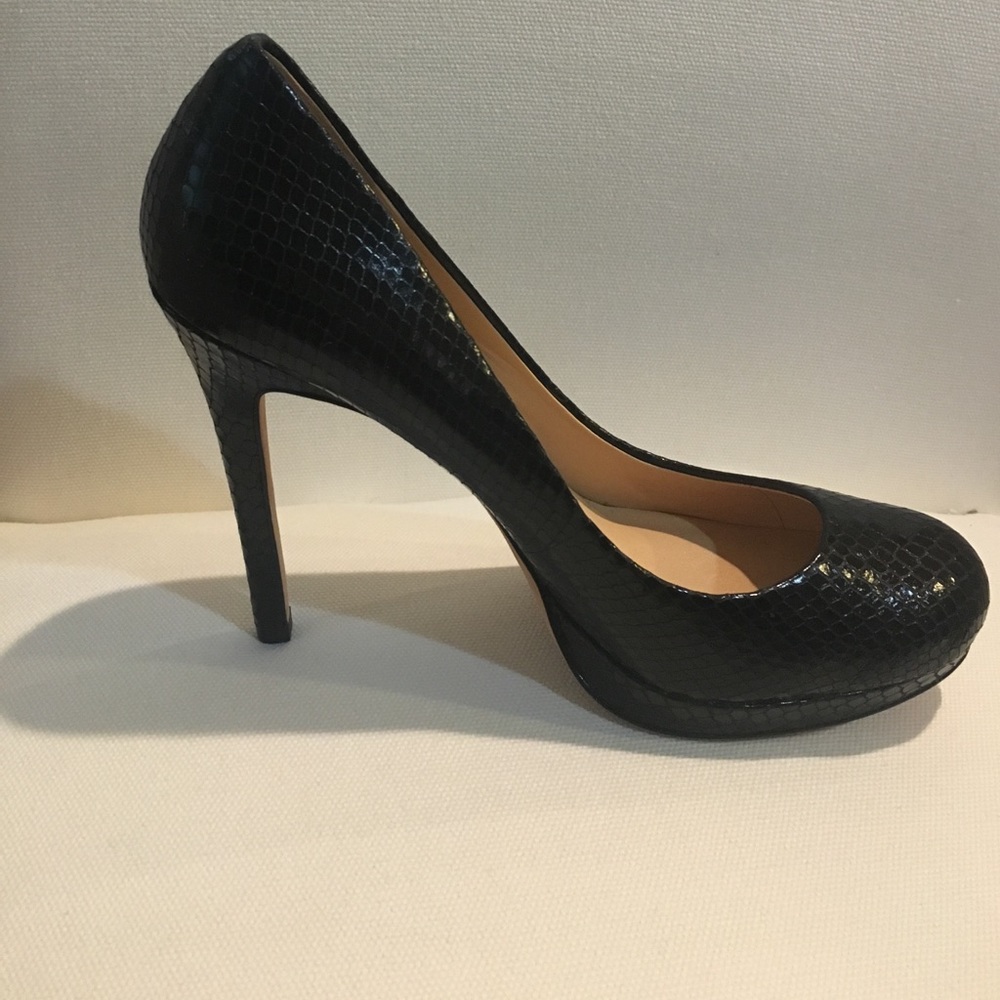 Stylish black snakeskin Ann Taylor Pumps