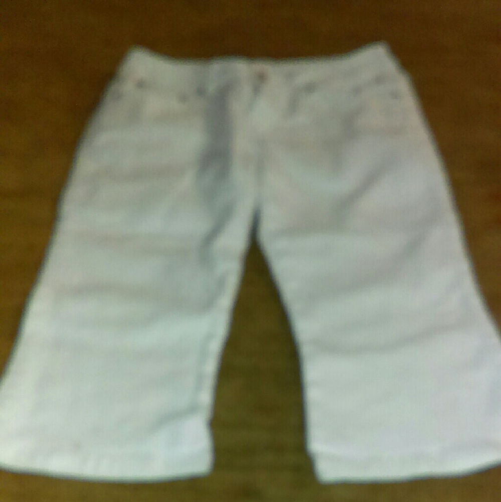 Very cute white capris