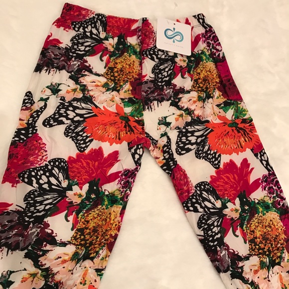 LAST! Floral Butterfly Leggings - Picture 5 of 5