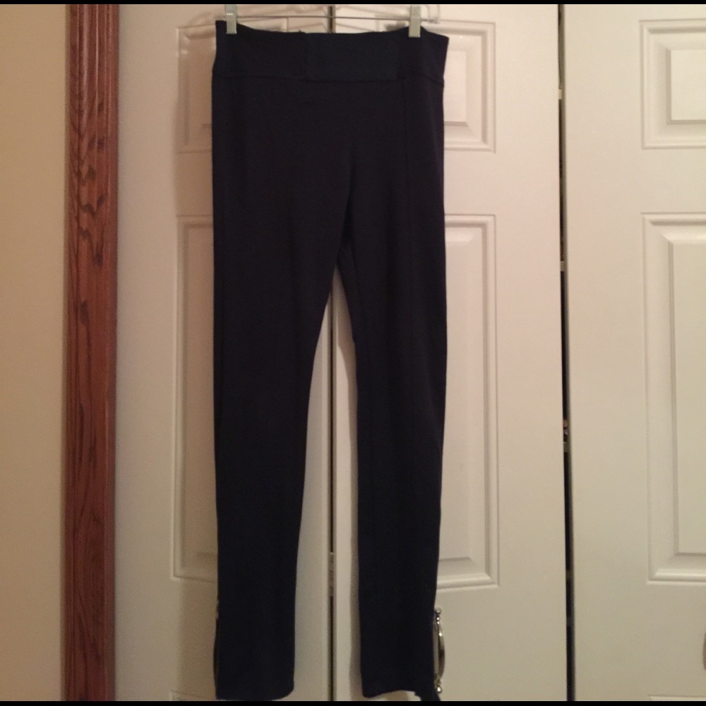 Navy Blue Zenana Leggings with Zippers on sides.