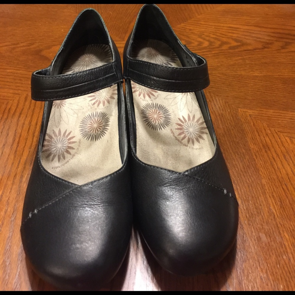 BRAND NEW Taos Wedges Size 10M