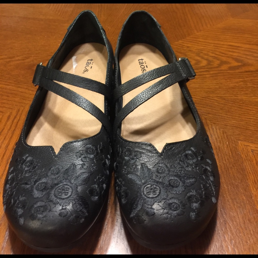 BRAND NEW Taos Black Flats Size 10M