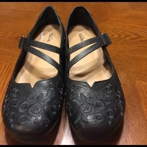BRAND NEW Taos Black Flats Size 10M