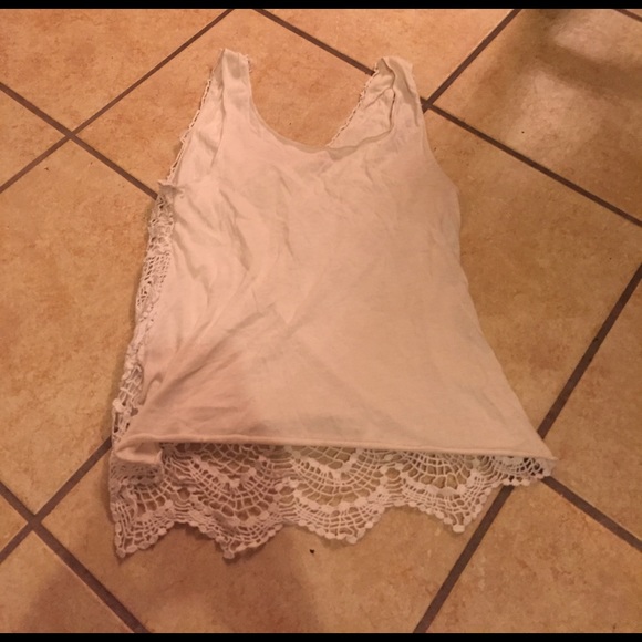 White lace tank - Picture 3 of 3