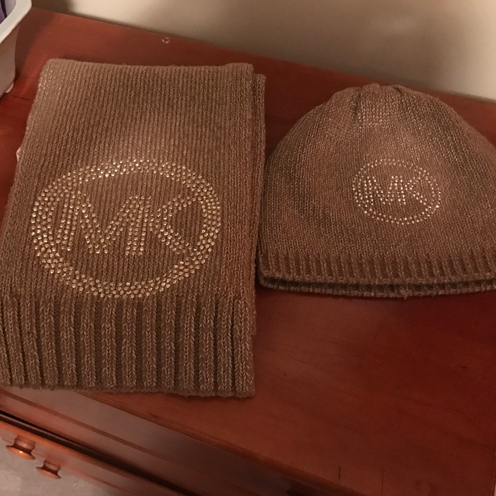 MK. Scarf/hat set